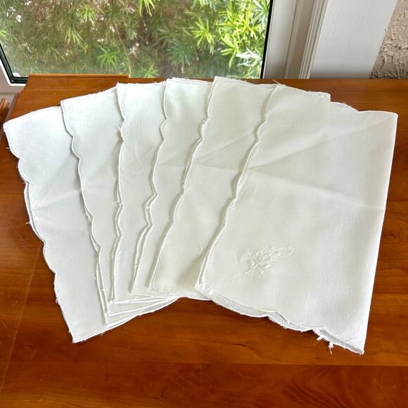 Vintage White Embroidered Cloth Napkins Set of 6 with Scalloped Edges - Picture 6 of 10